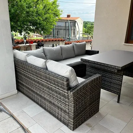 Vila Vila Emily Peruski